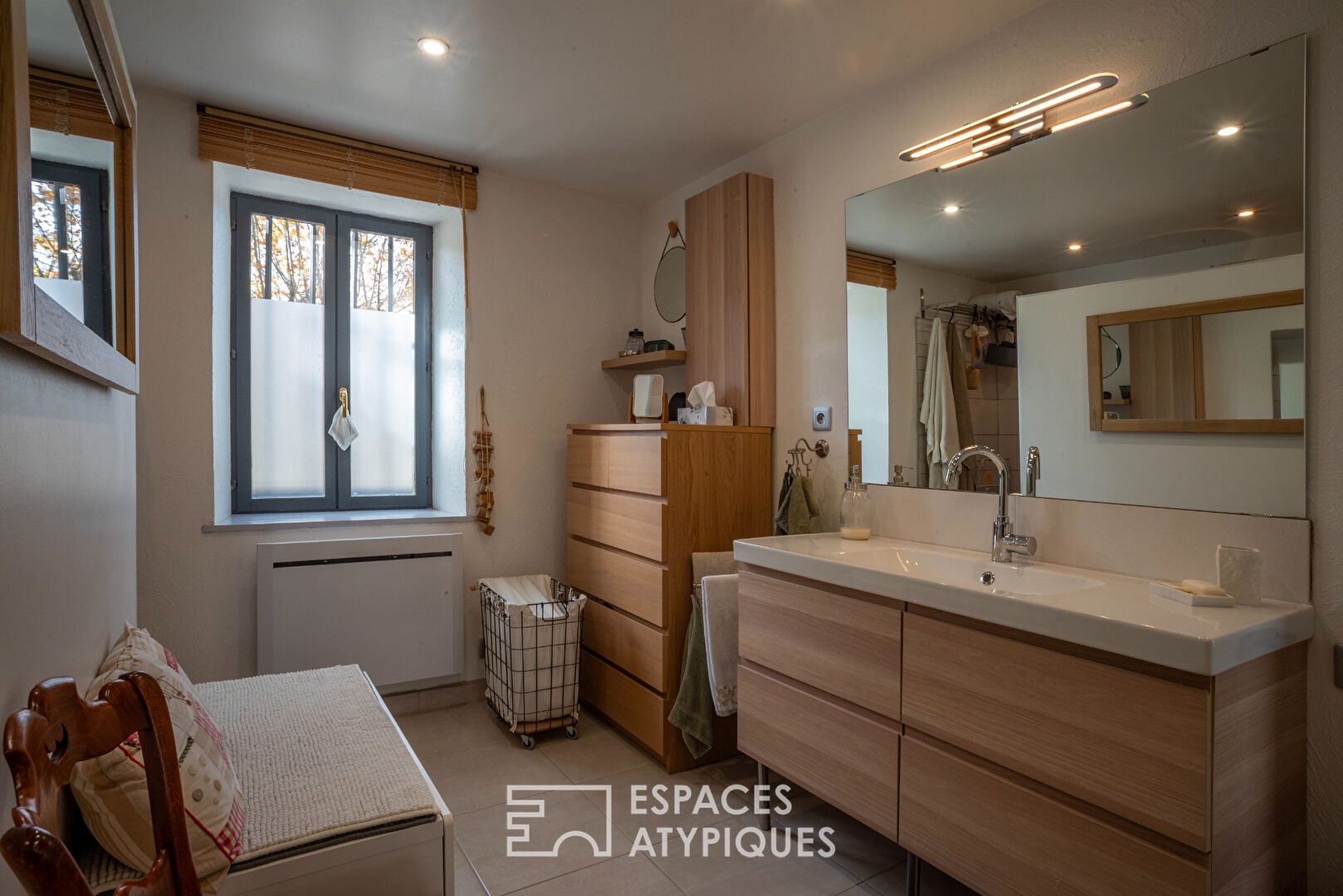 Mas de caractère avec piscine, panneaux solaires et vue sur la montagne