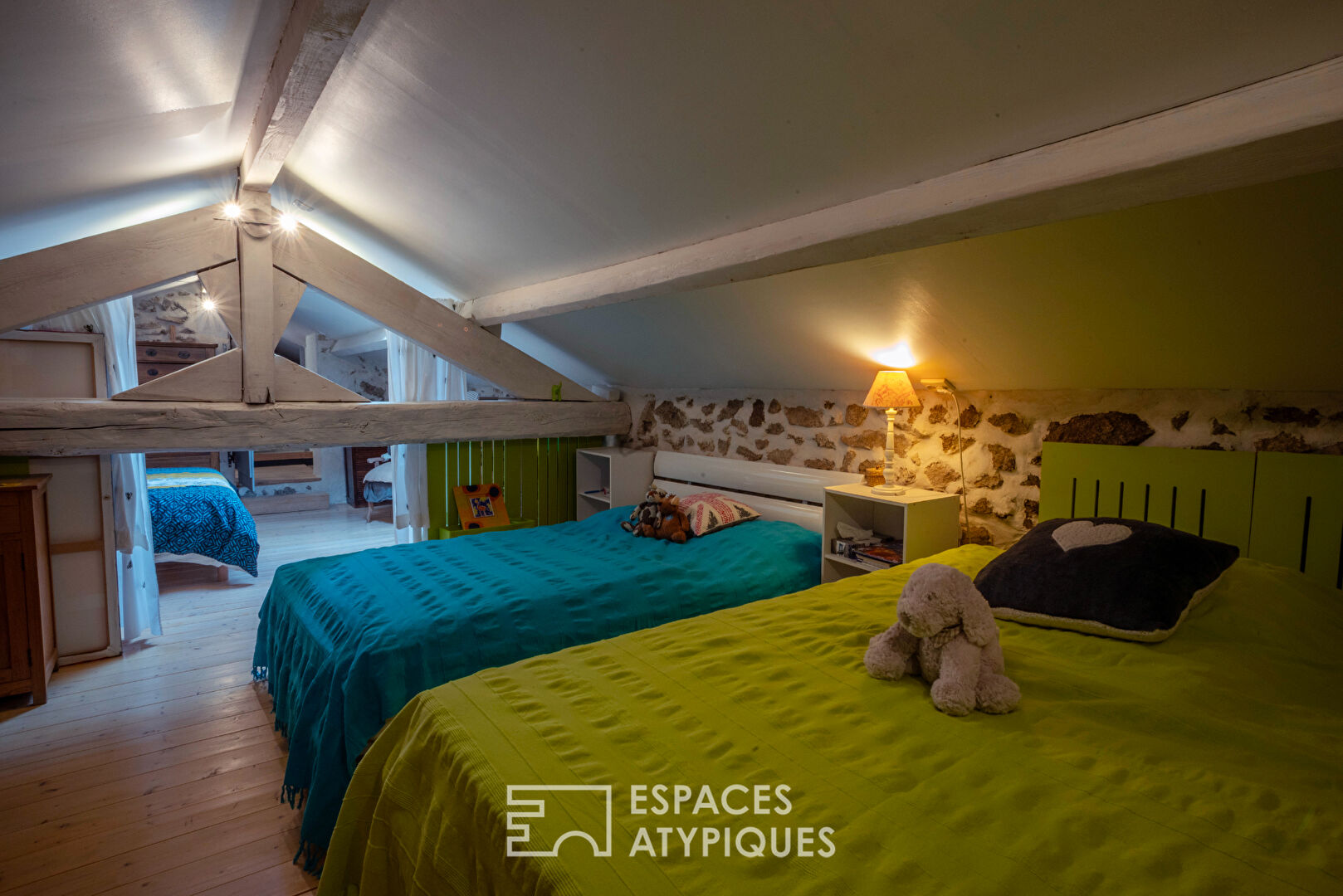 Mas de caractère avec piscine, panneaux solaires et vue sur la montagne