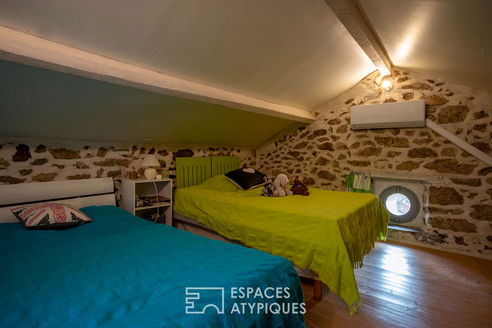 Mas de caractère avec piscine, panneaux solaires et vue sur la montagne