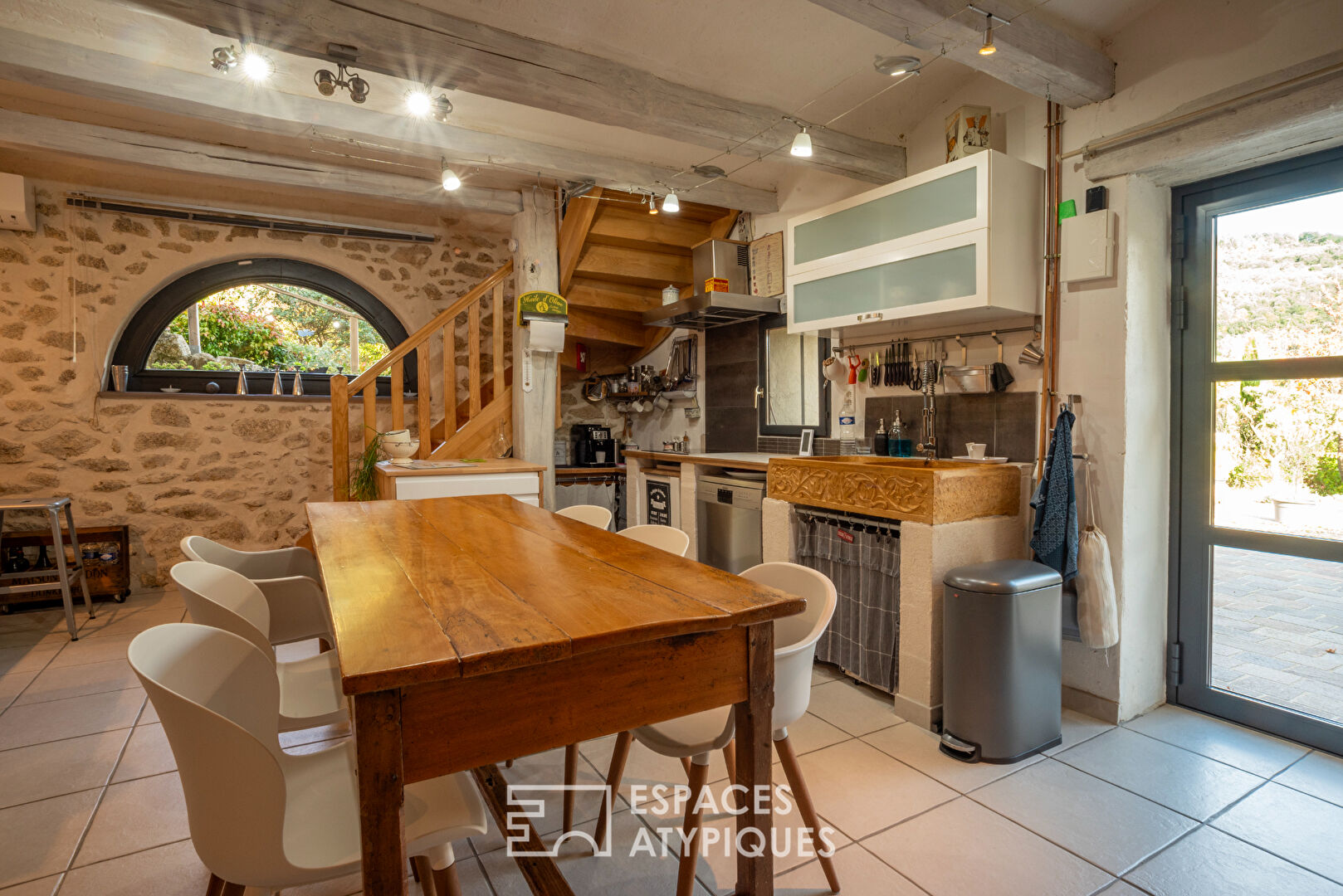 Mas de caractère avec piscine, panneaux solaires et vue sur la montagne