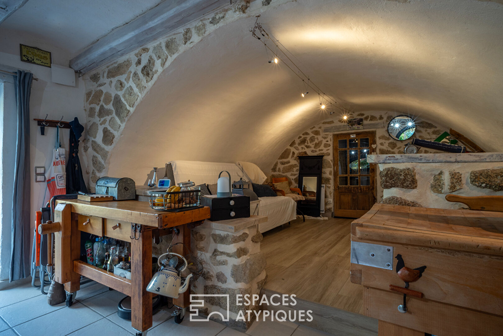 Mas de caractère avec piscine, panneaux solaires et vue sur la montagne