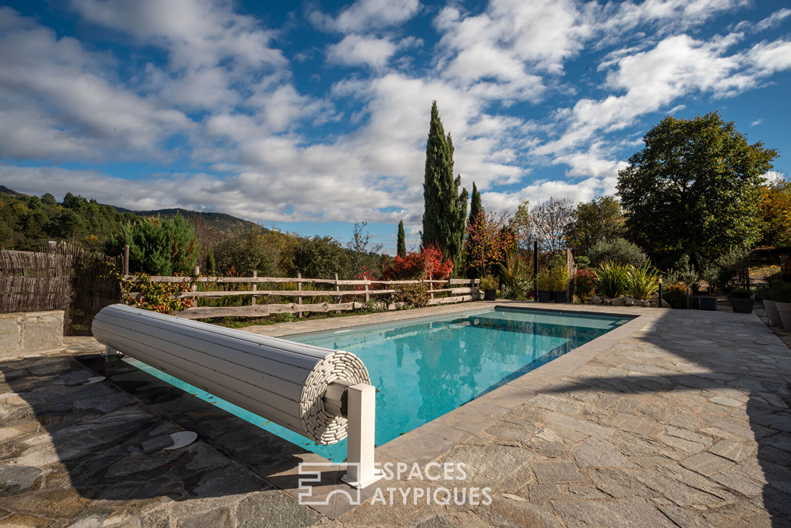Mas de caractère avec piscine, panneaux solaires et vue sur la montagne