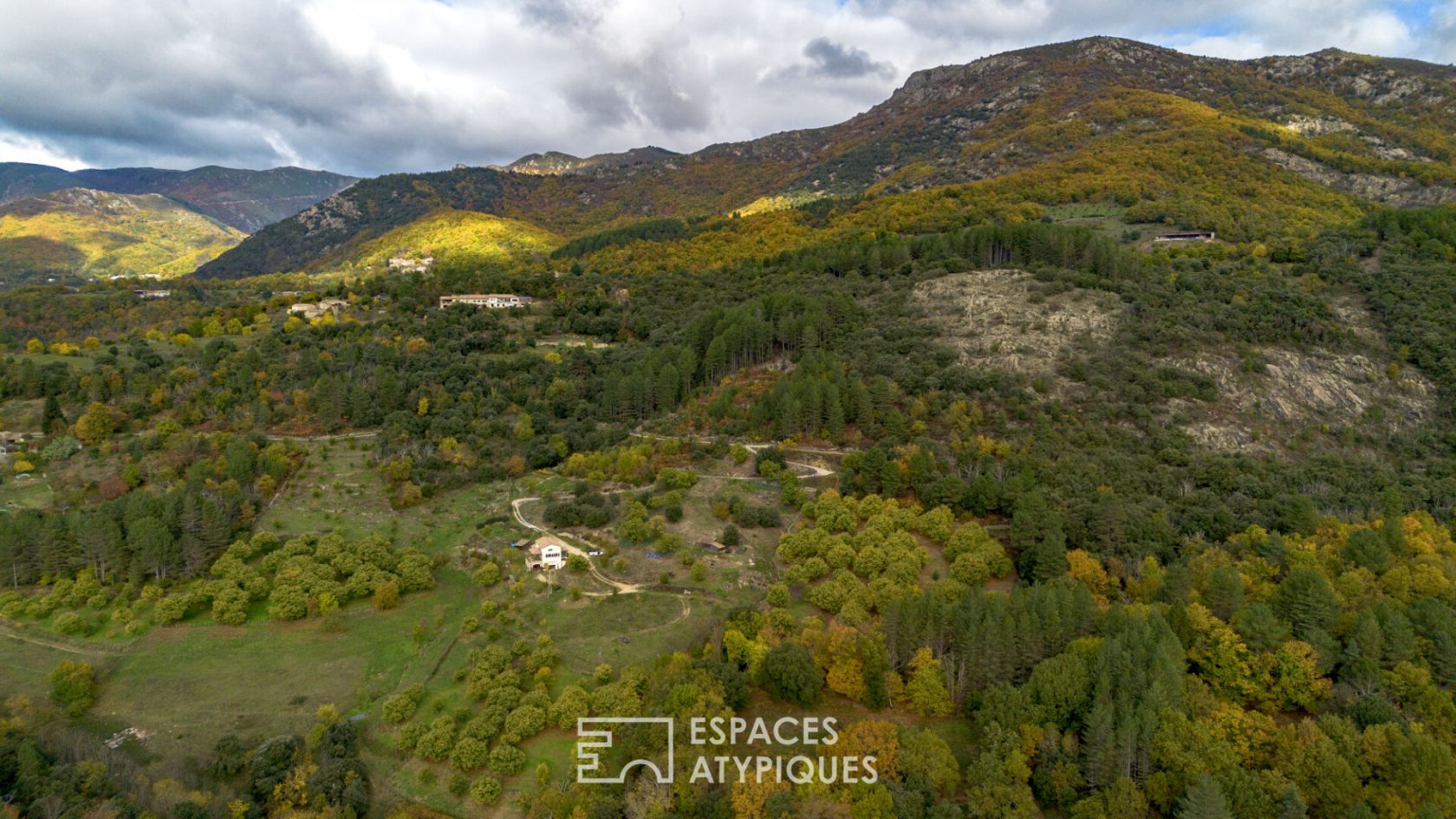 Mas de caractère avec piscine, panneaux solaires et vue sur la montagne