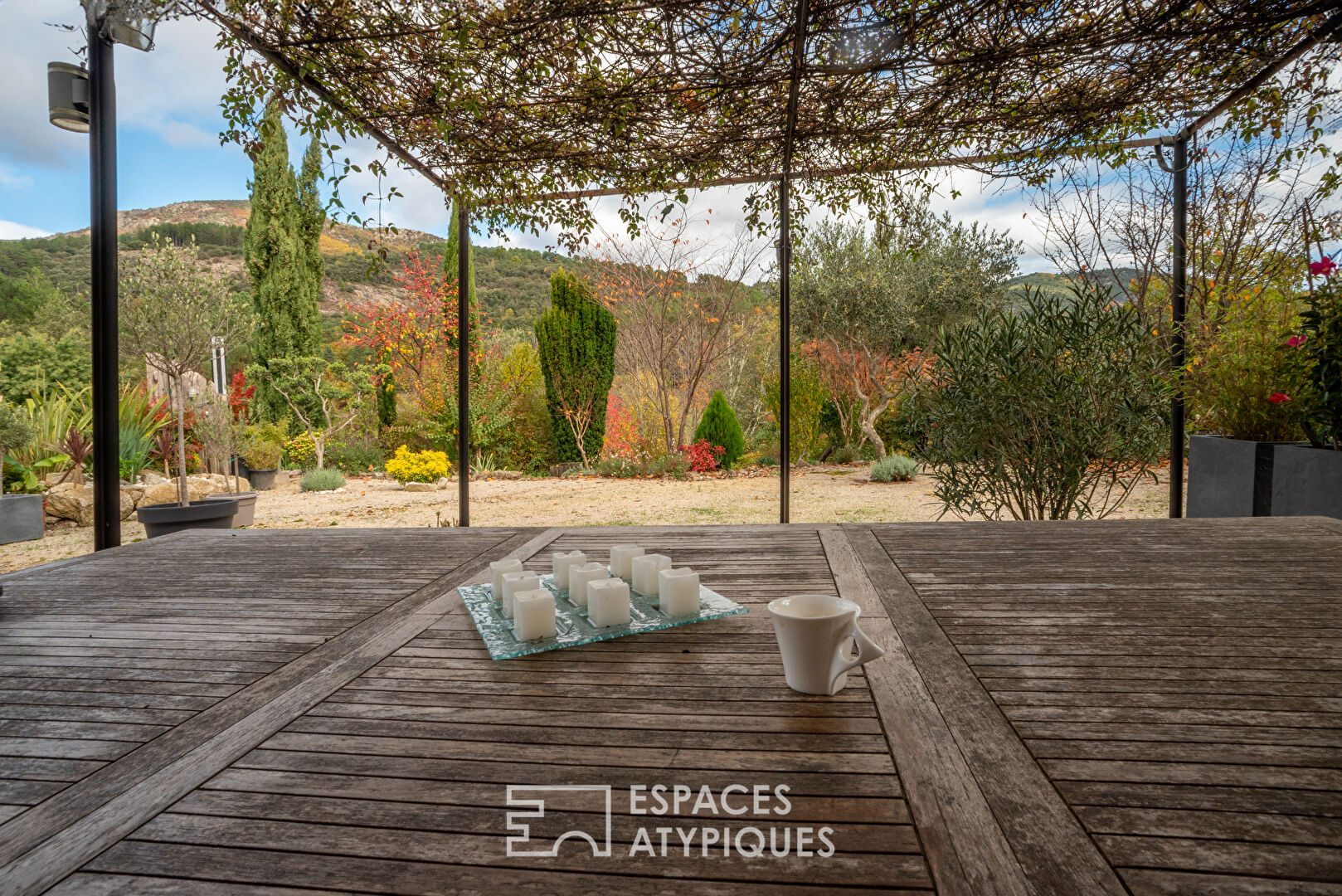 Mas de caractère avec piscine, panneaux solaires et vue sur la montagne