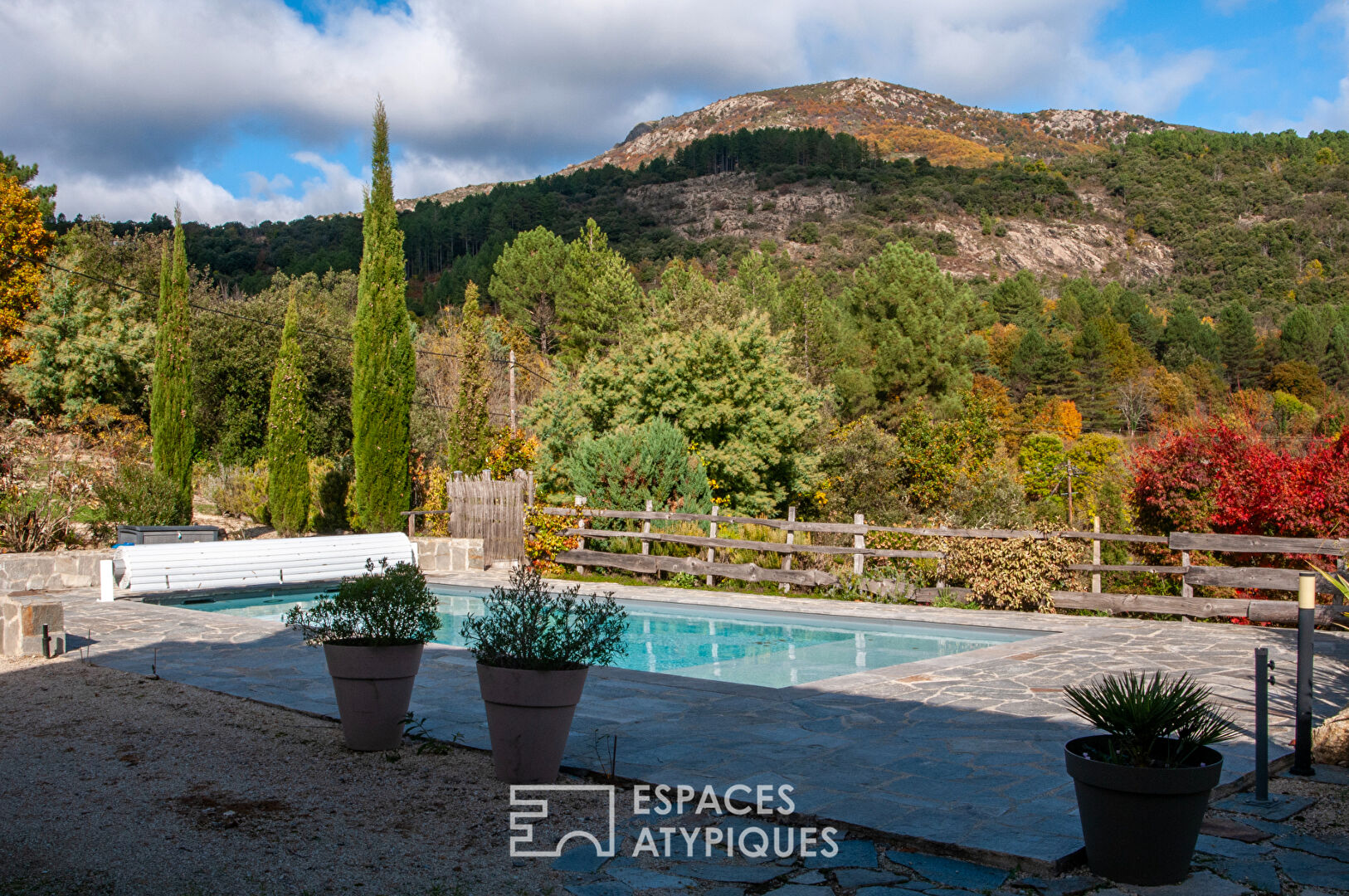 Mas de caractère avec piscine, panneaux solaires et vue sur la montagne