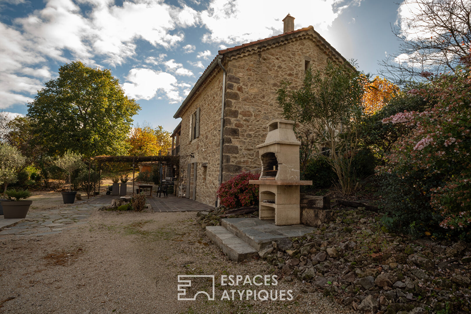 Mas de caractère avec piscine, panneaux solaires et vue sur la montagne