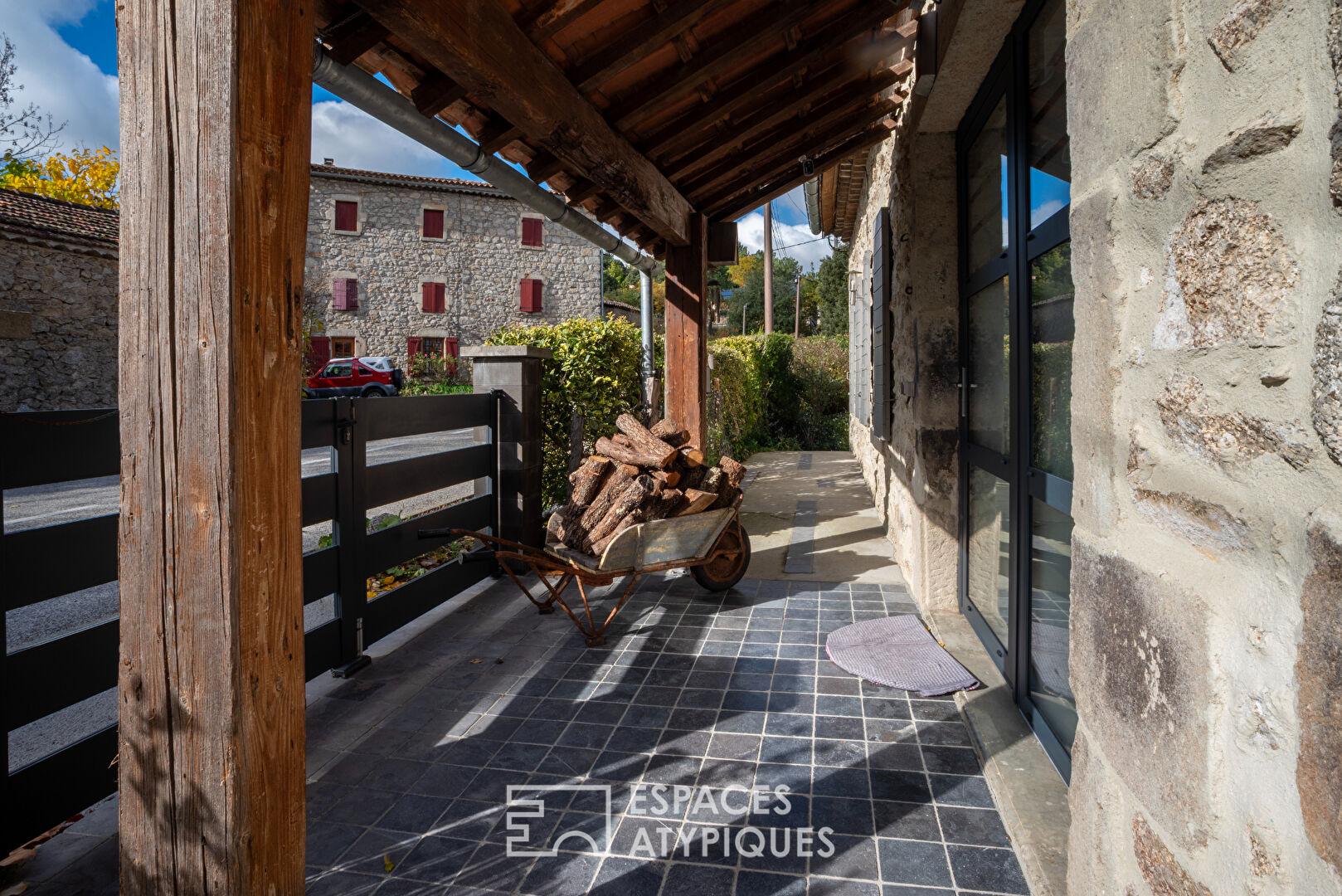 Mas de caractère avec piscine, panneaux solaires et vue sur la montagne