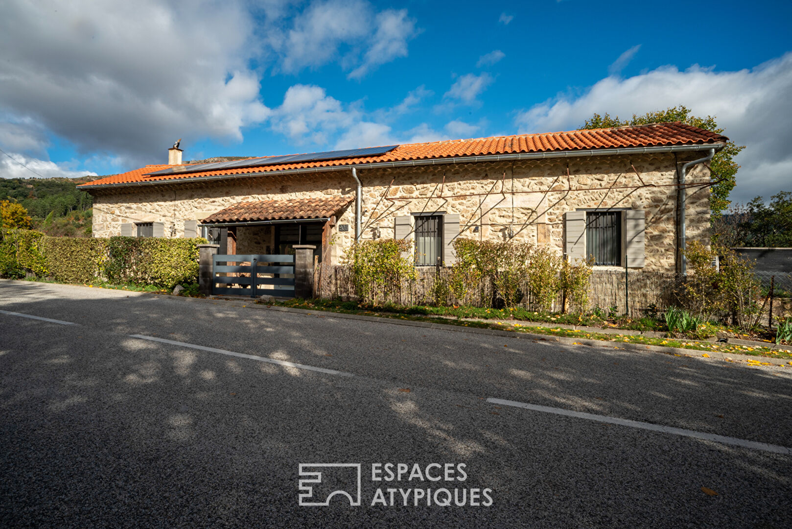 Mas de caractère avec piscine, panneaux solaires et vue sur la montagne