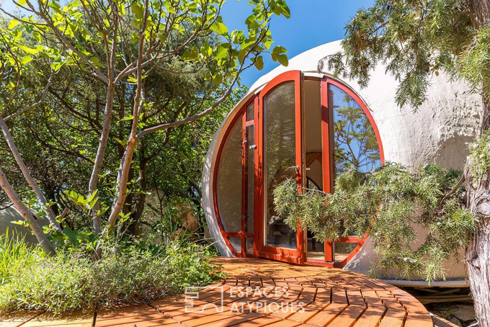 Maison-bulle iconique et son jardin ressourçant de 5 000 m² en Sud Drôme