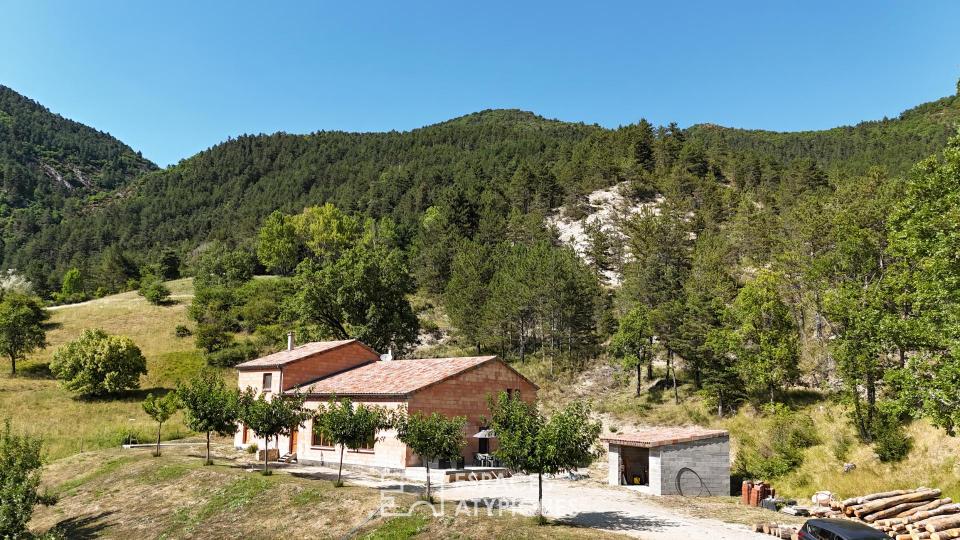 Havre de paix en pleine nature : vaste demeure avec grange et domaine préservé à Miscon
