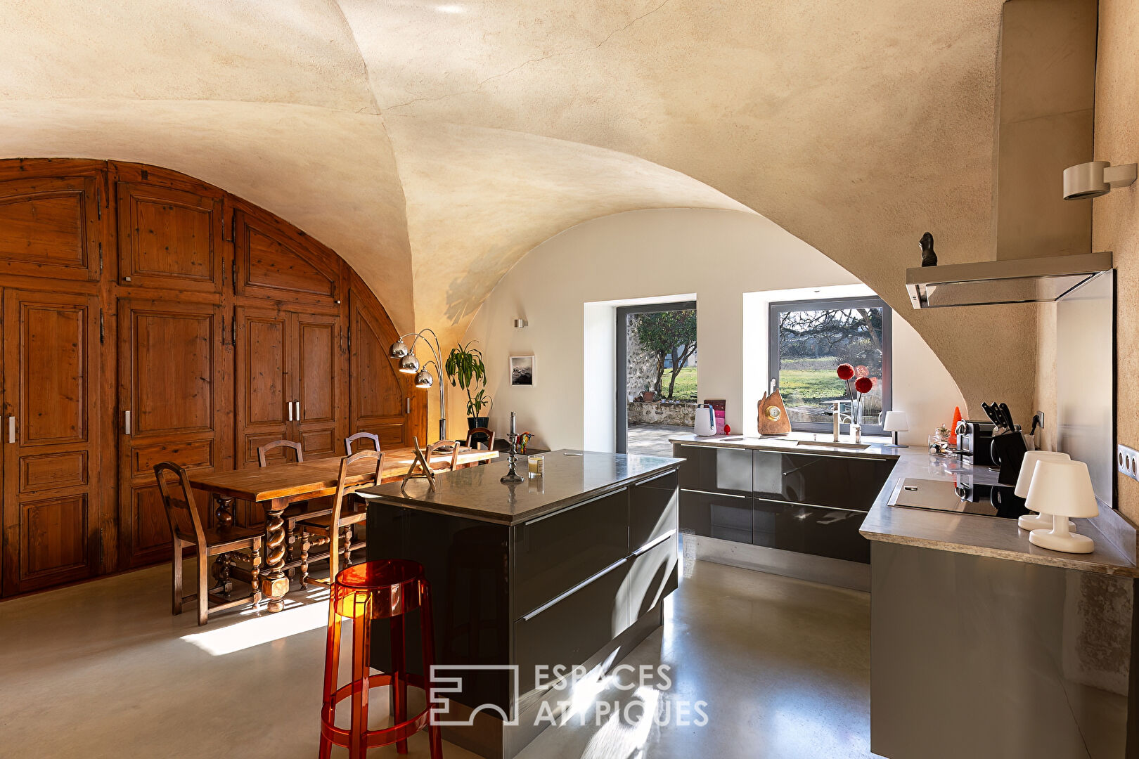 Ancien prieuré rénové dans un cadre bucolique face à la tour de Crest