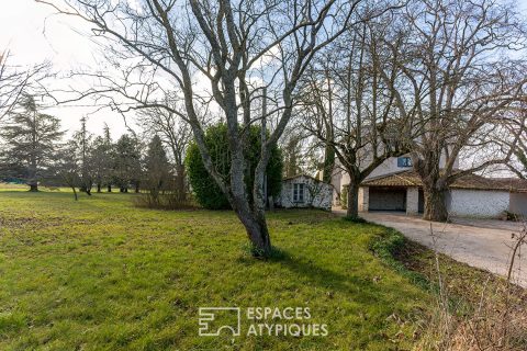 Ancien prieuré rénové dans un cadre bucolique face à la tour de Crest