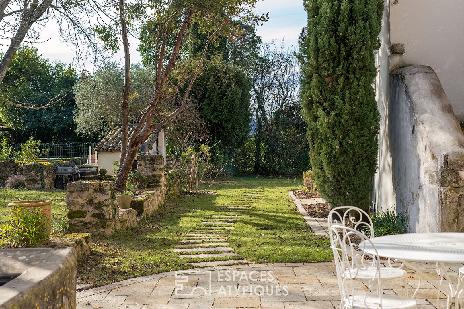 Ancien prieuré rénové dans un cadre bucolique face à la tour de Crest