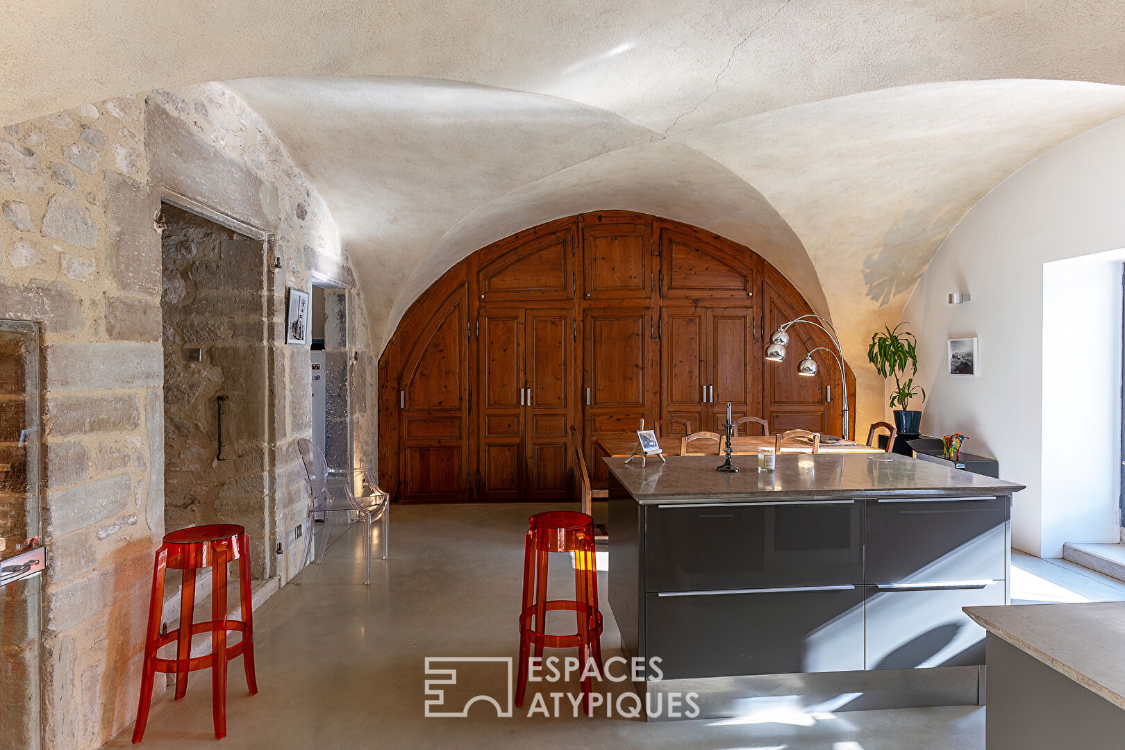 Ancien prieuré rénové dans un cadre bucolique face à la tour de Crest