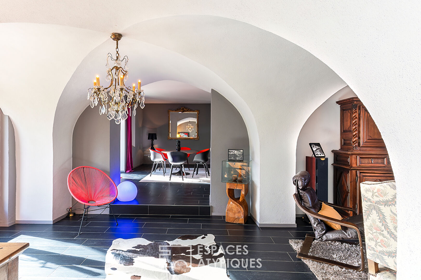 Ancien prieuré rénové dans un cadre bucolique face à la tour de Crest