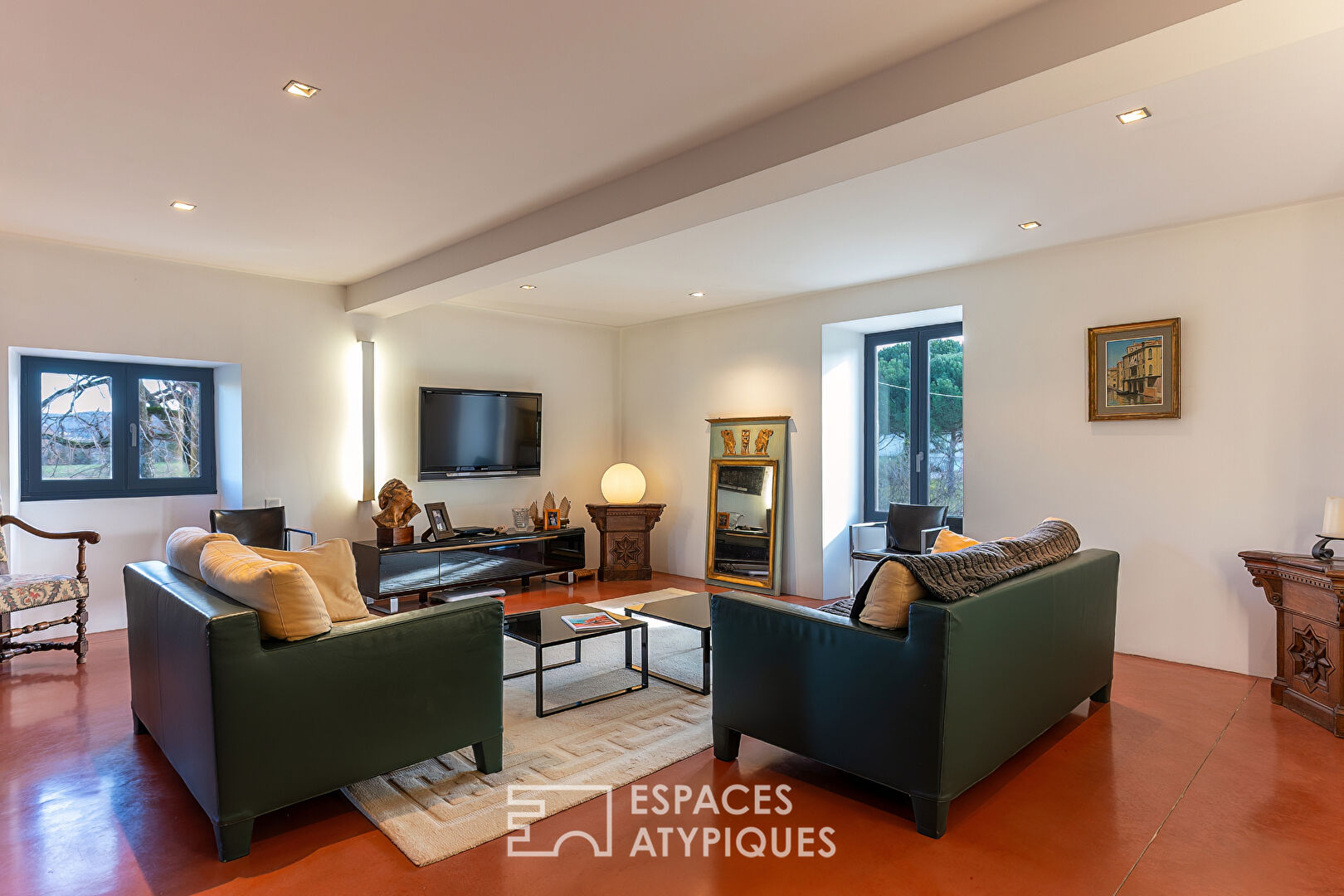 Ancien prieuré rénové dans un cadre bucolique face à la tour de Crest