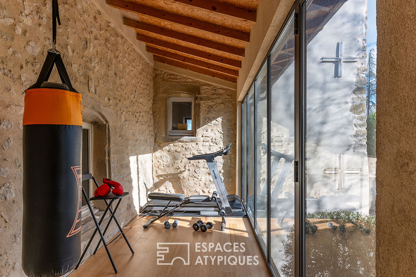 Ancien prieuré rénové dans un cadre bucolique face à la tour de Crest