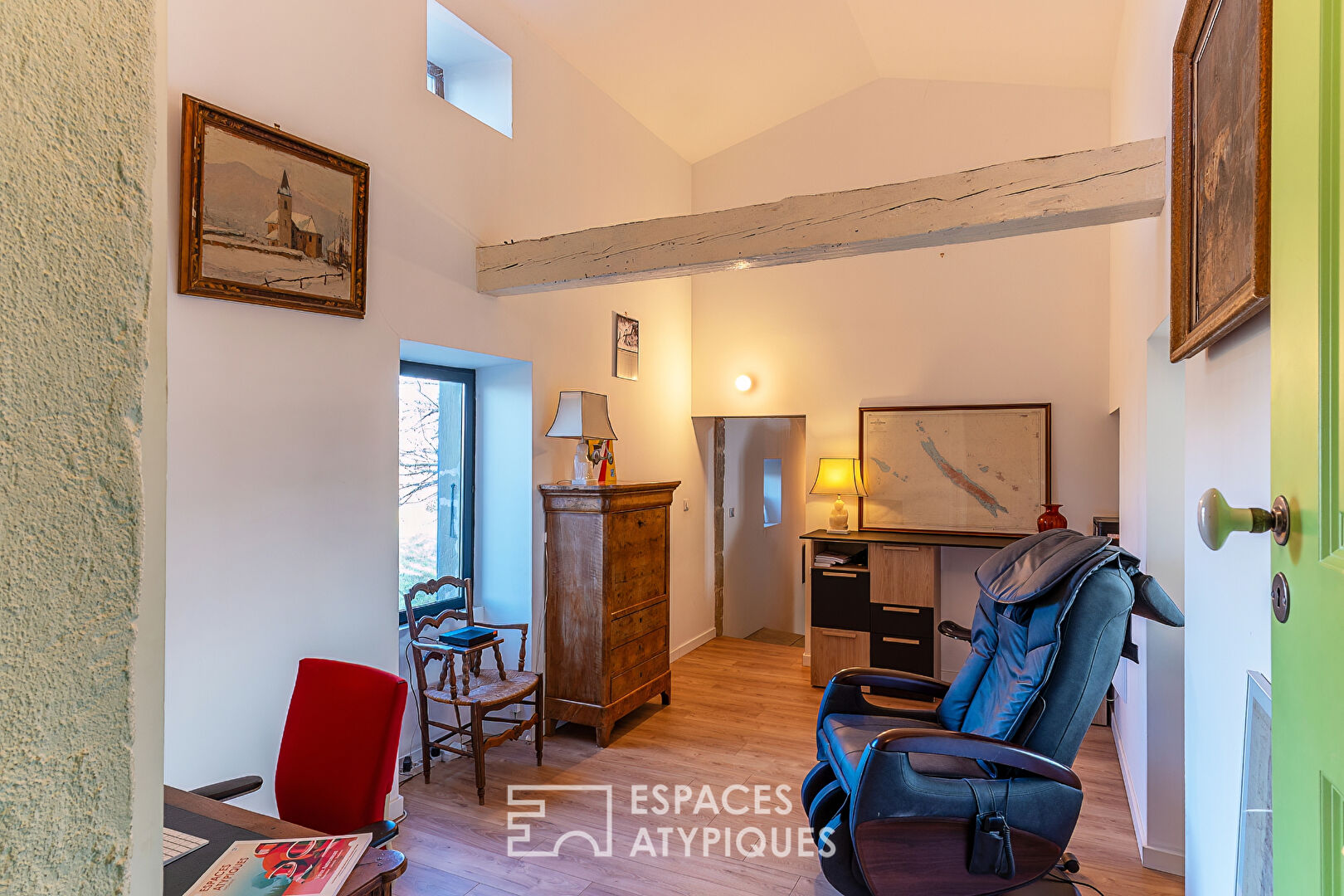 Ancien prieuré rénové dans un cadre bucolique face à la tour de Crest