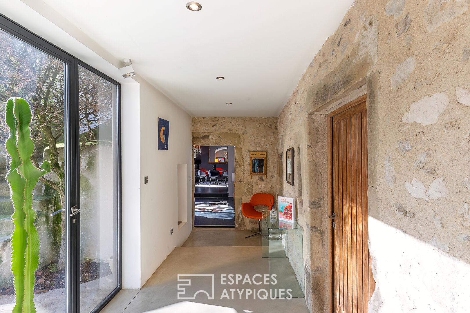 Ancien prieuré rénové dans un cadre bucolique face à la tour de Crest