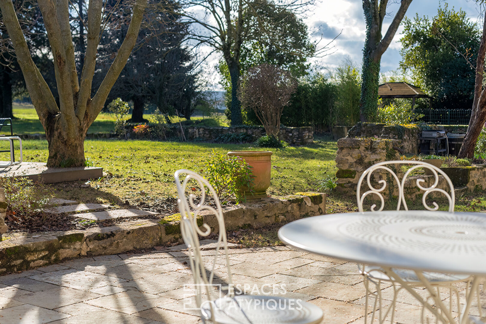 Ancien prieuré rénové dans un cadre bucolique face à la tour de Crest