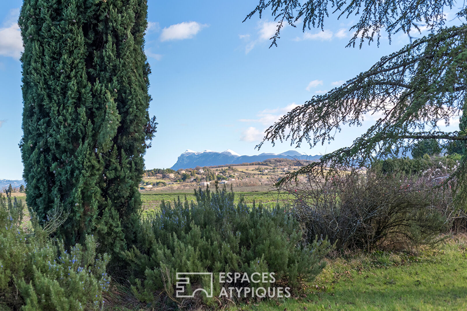 Ancien prieuré rénové dans un cadre bucolique face à la tour de Crest
