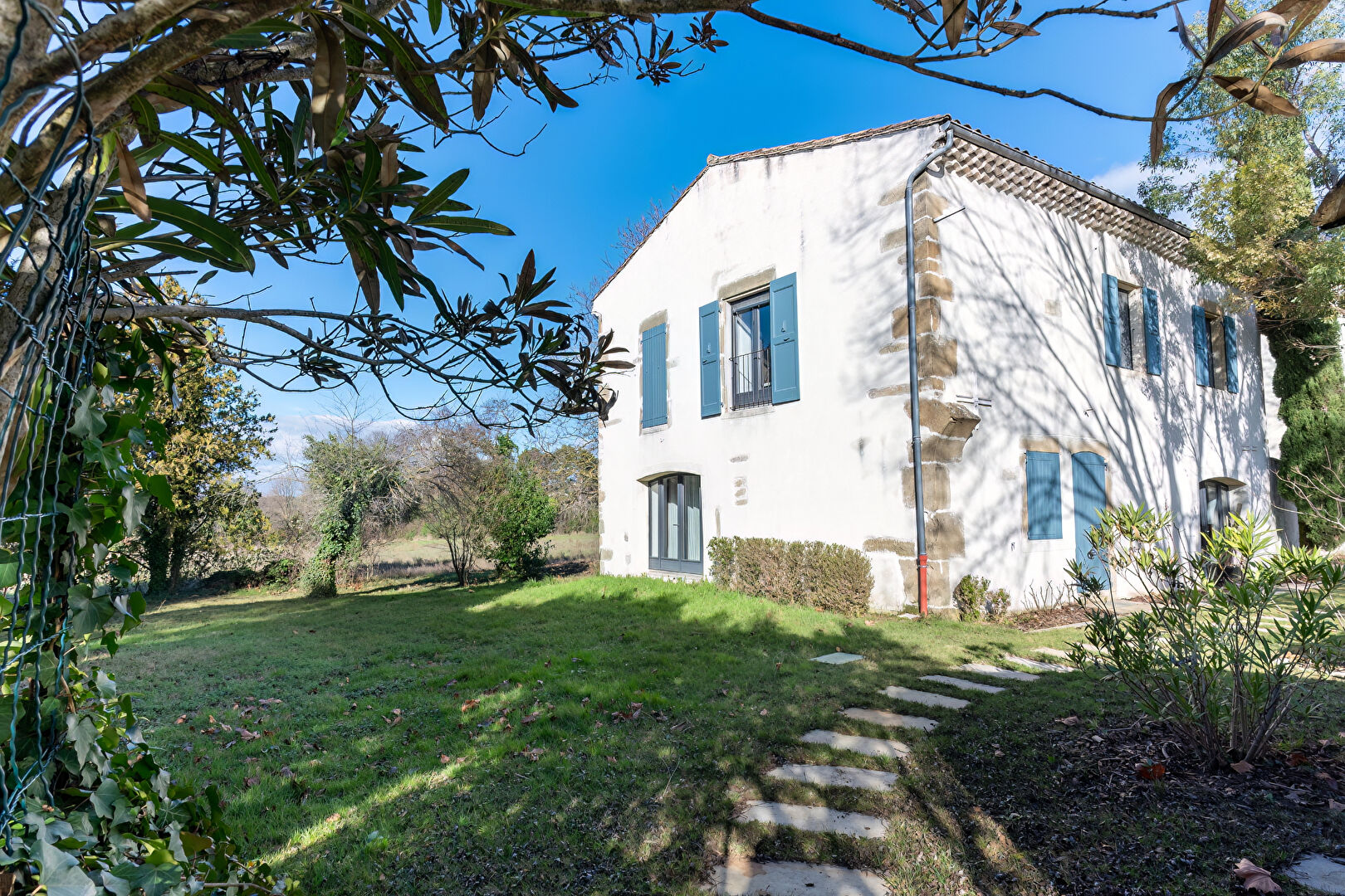 Ancien prieuré rénové dans un cadre bucolique face à la tour de Crest