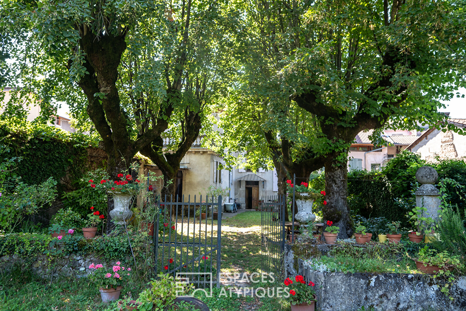 Maison bourgeoise à rénover avec jardin au pied du Vercors