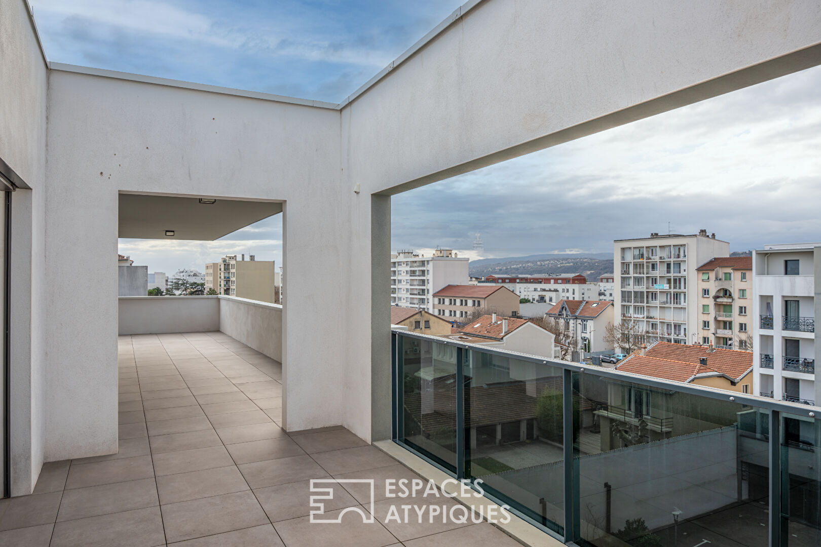 Duplex contemporain en dernier étage avec 2 terrasses et 3 garages