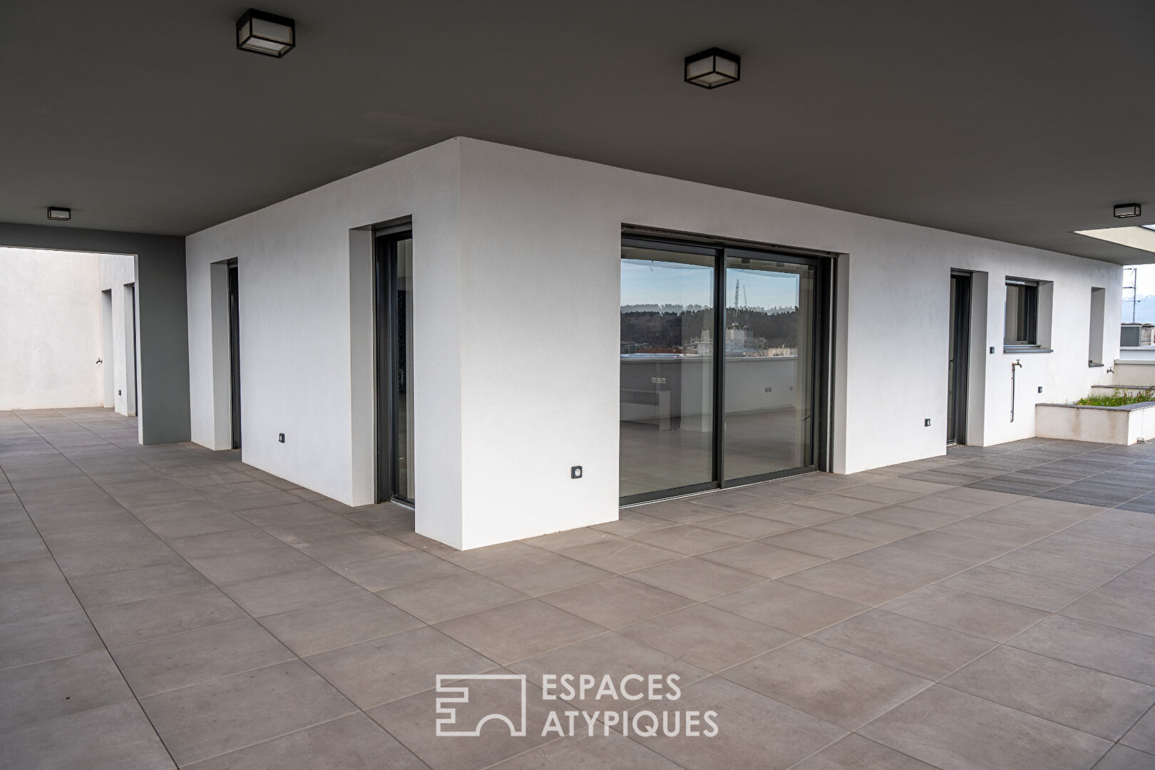 Duplex contemporain en dernier étage avec 2 terrasses et 3 garages