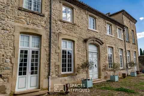 Grandeur et perspectives: château de caractère avec piscine et dépendances