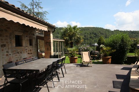 Mas de caractère en pierre avec piscine entouré de 14 hectares de nature
