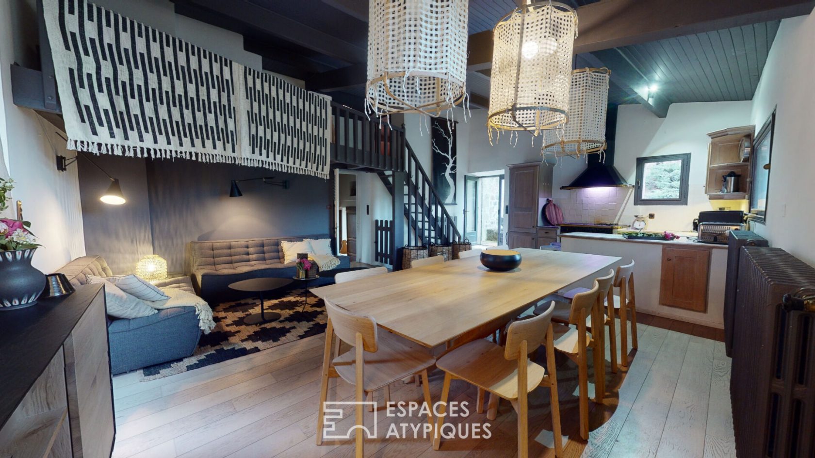 Mas de caractère en pierre avec piscine entouré de 14 hectares de nature