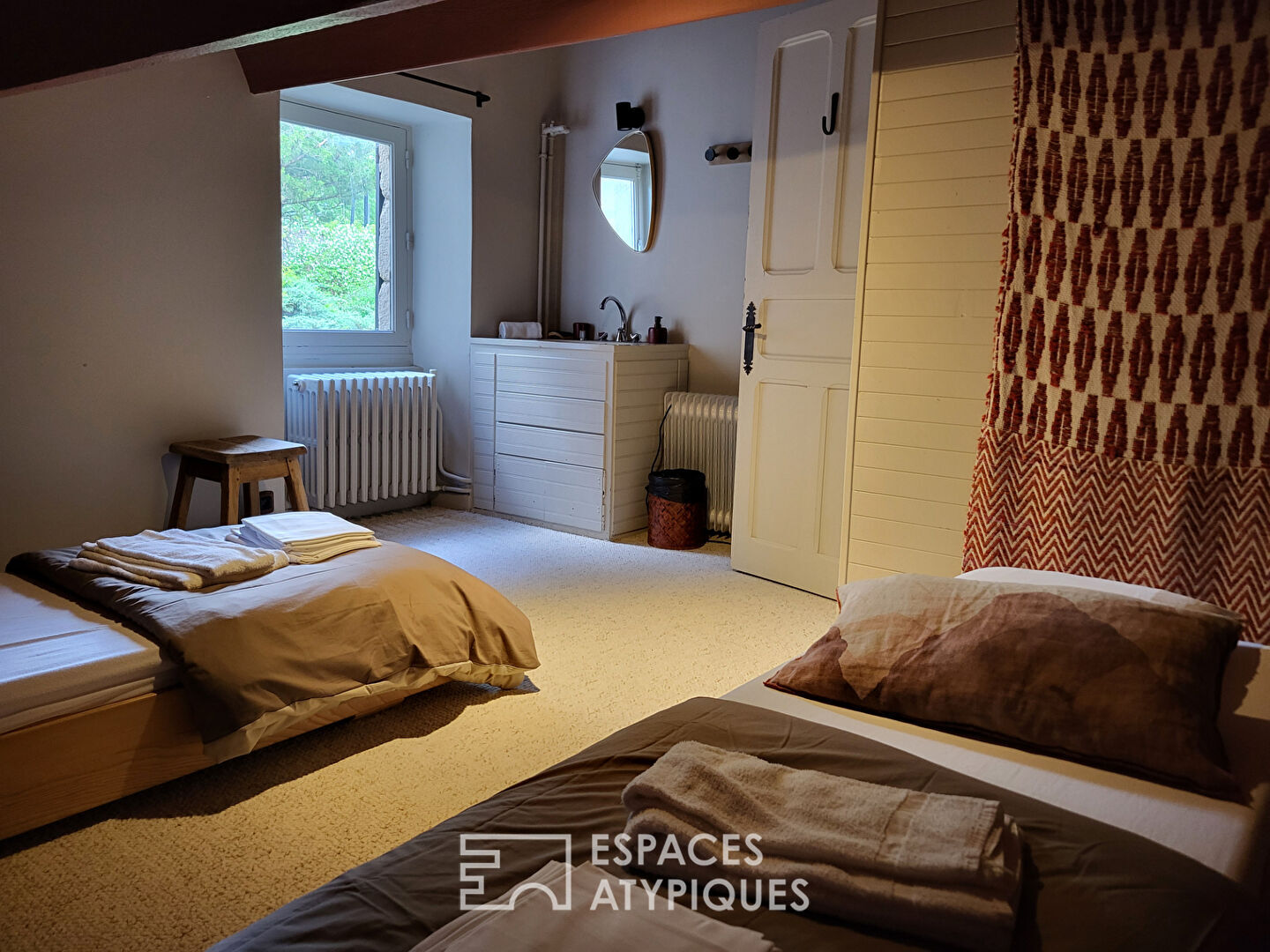 Mas de caractère en pierre avec piscine entouré de 14 hectares de nature