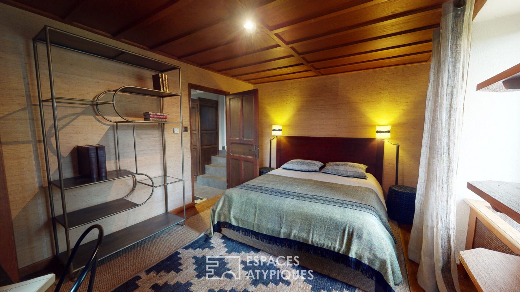 Mas de caractère en pierre avec piscine entouré de 14 hectares de nature