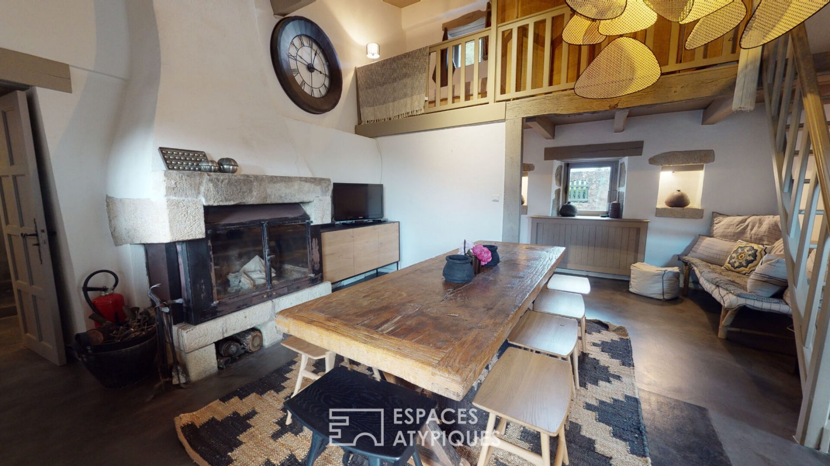 Mas de caractère en pierre avec piscine entouré de 14 hectares de nature