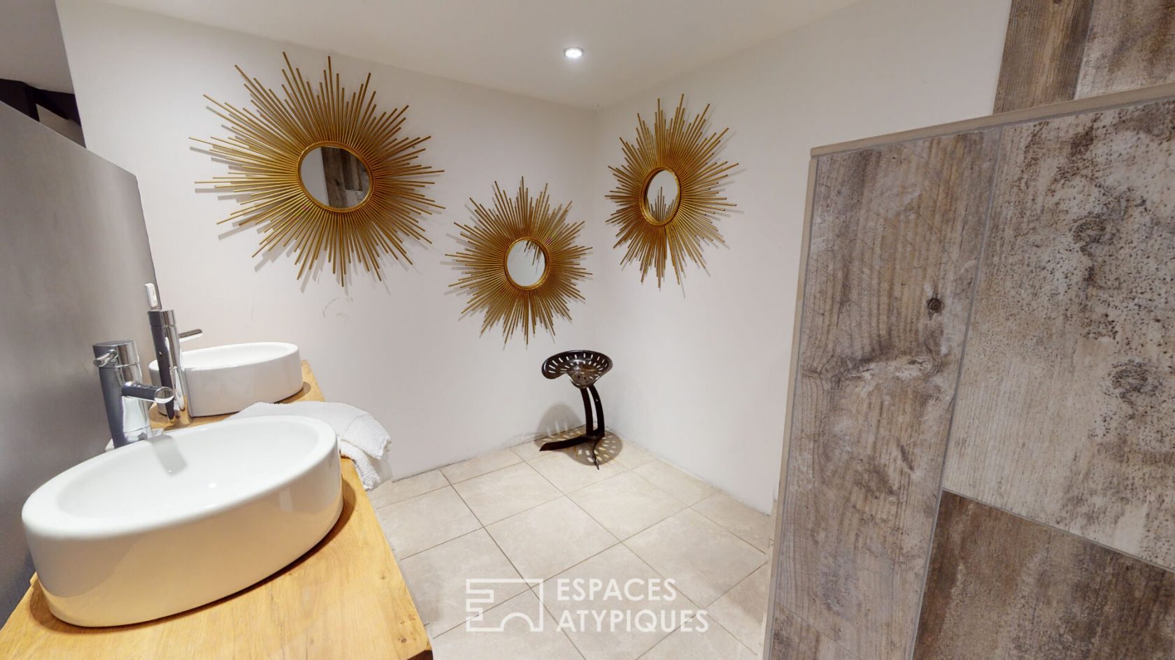 Mas de caractère en pierre avec piscine entouré de 14 hectares de nature