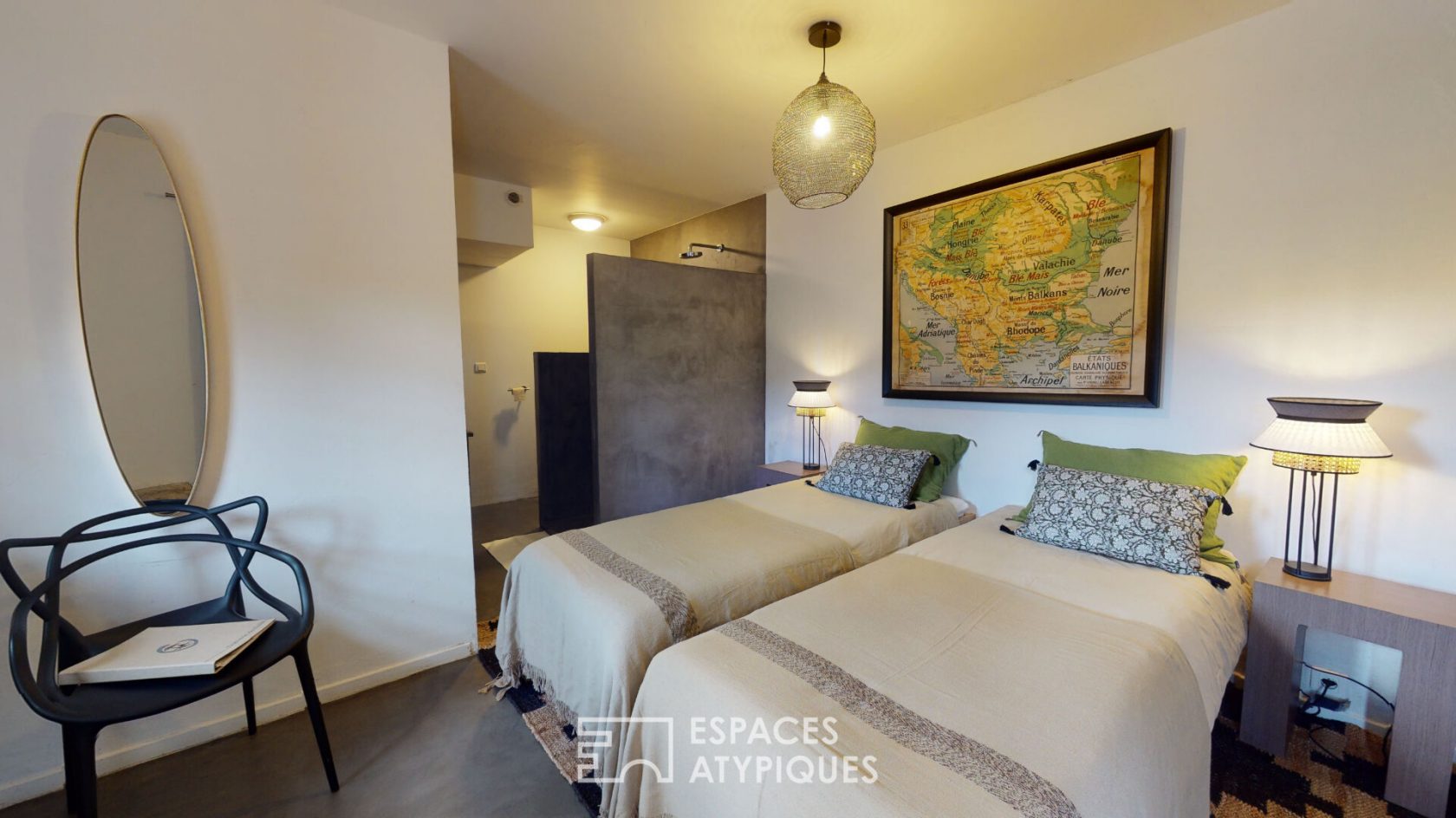 Mas de caractère en pierre avec piscine entouré de 14 hectares de nature