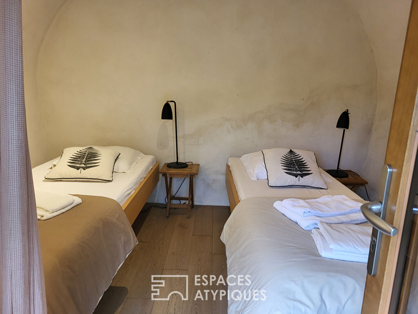 Mas de caractère en pierre avec piscine entouré de 14 hectares de nature