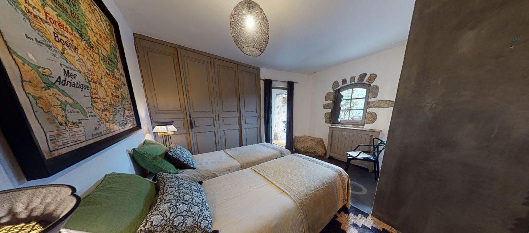 Mas de caractère en pierre avec piscine entouré de 14 hectares de nature