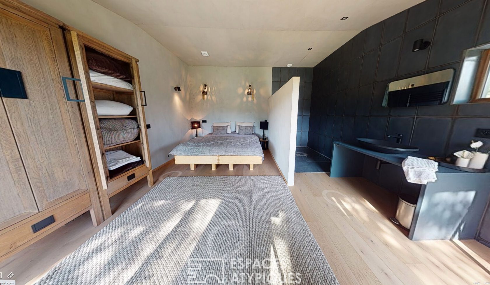 Mas de caractère en pierre avec piscine entouré de 14 hectares de nature