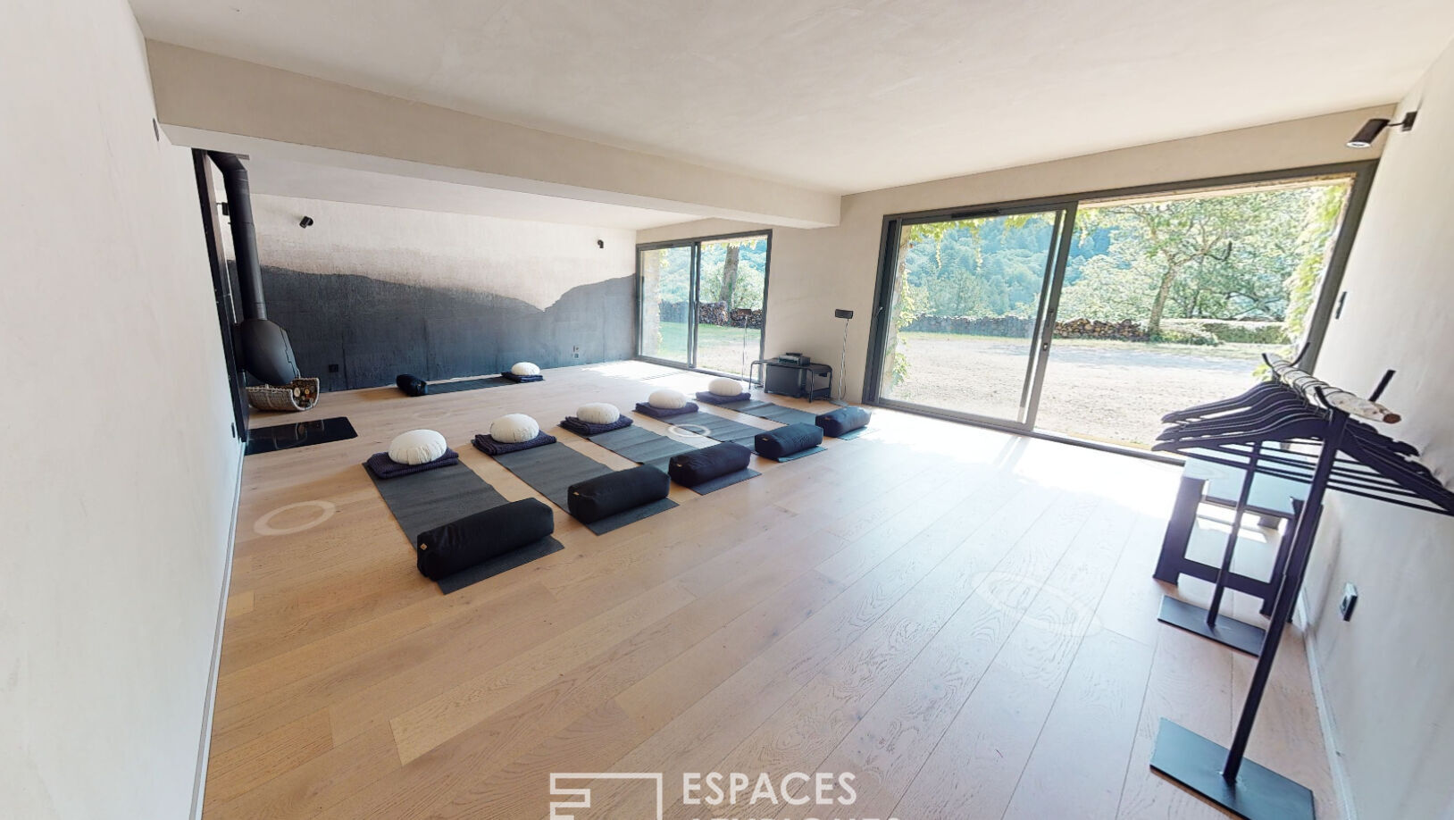 Mas de caractère en pierre avec piscine entouré de 14 hectares de nature