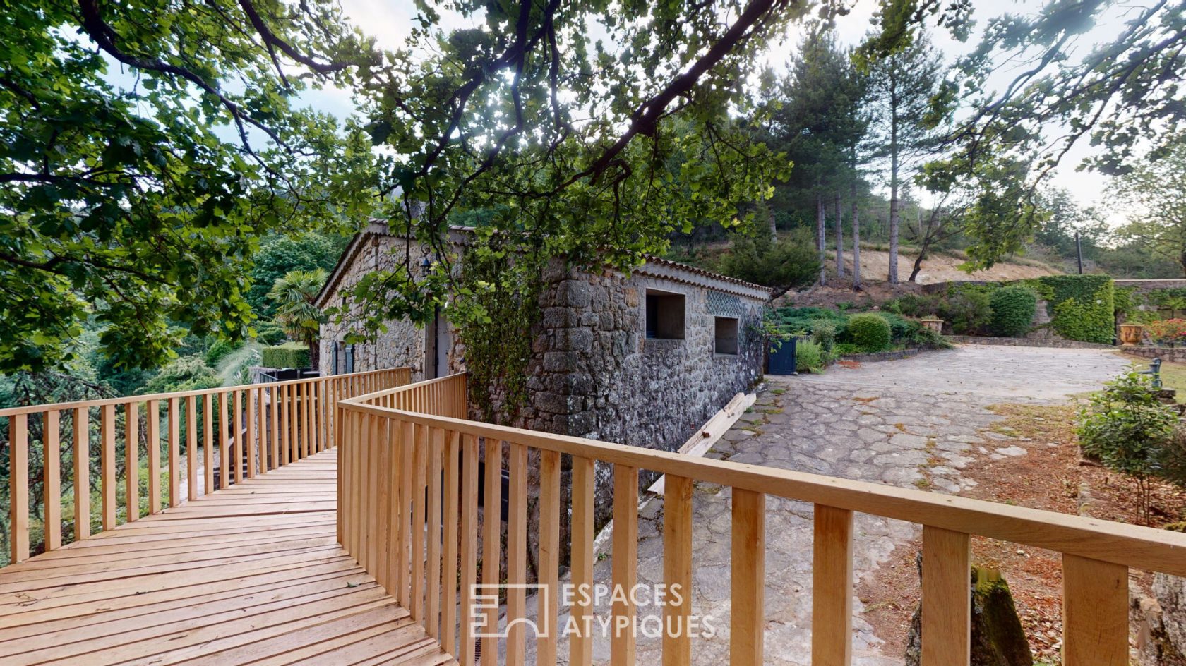 Mas de caractère en pierre avec piscine entouré de 14 hectares de nature