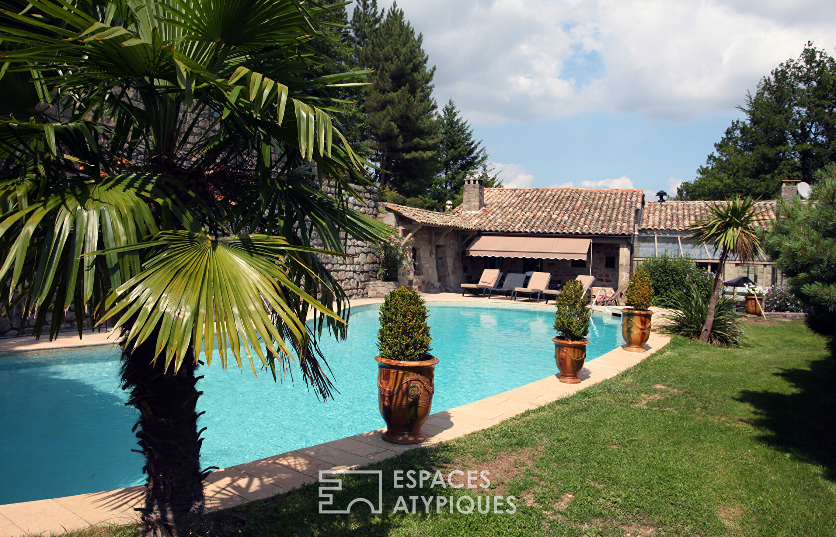 Mas de caractère en pierre avec piscine entouré de 14 hectares de nature