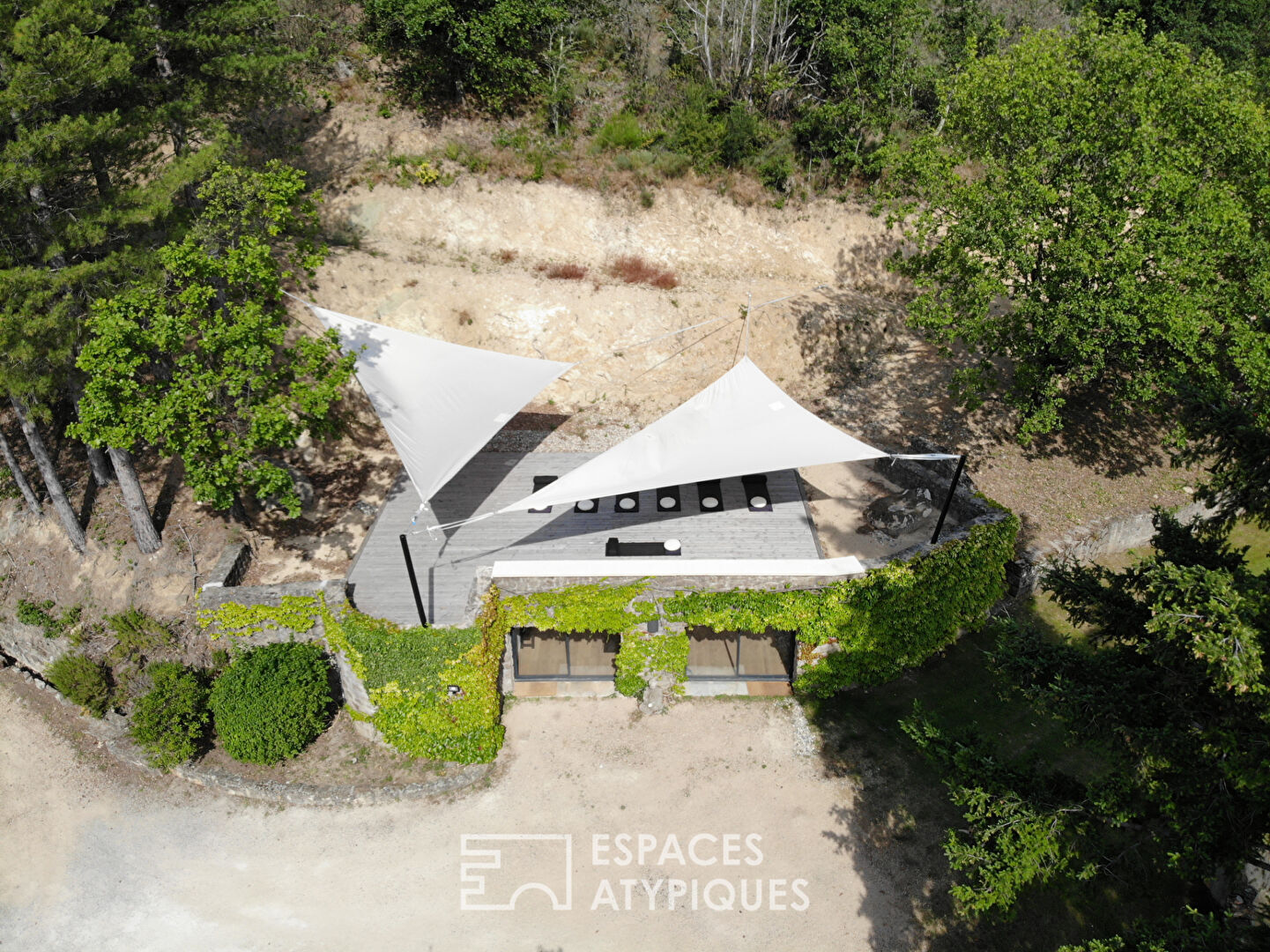 Mas de caractère en pierre avec piscine entouré de 14 hectares de nature