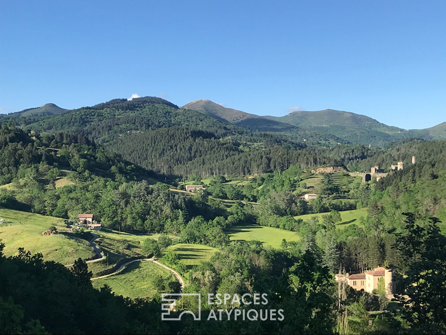 Mas de caractère en pierre avec piscine entouré de 14 hectares de nature