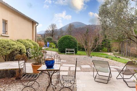 Villa d&rsquo;architecte et panorama suspendu en Drôme provençale.