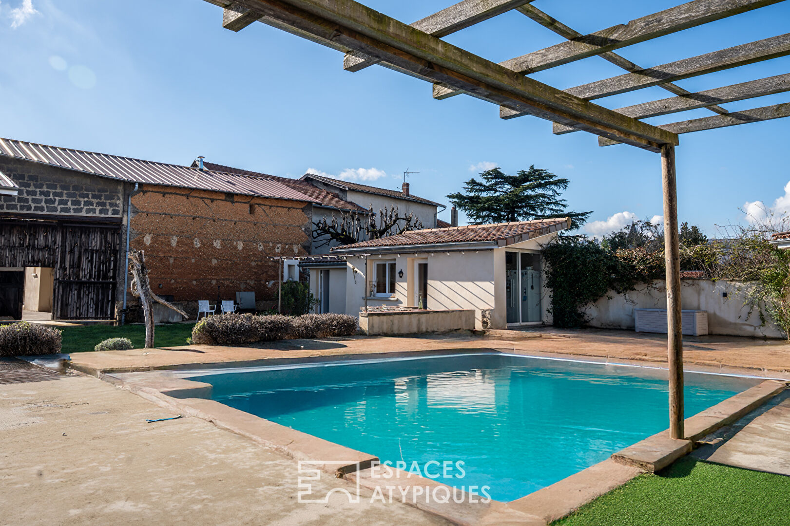 Maison familiale du XIXe siècle avec piscine et dépendances