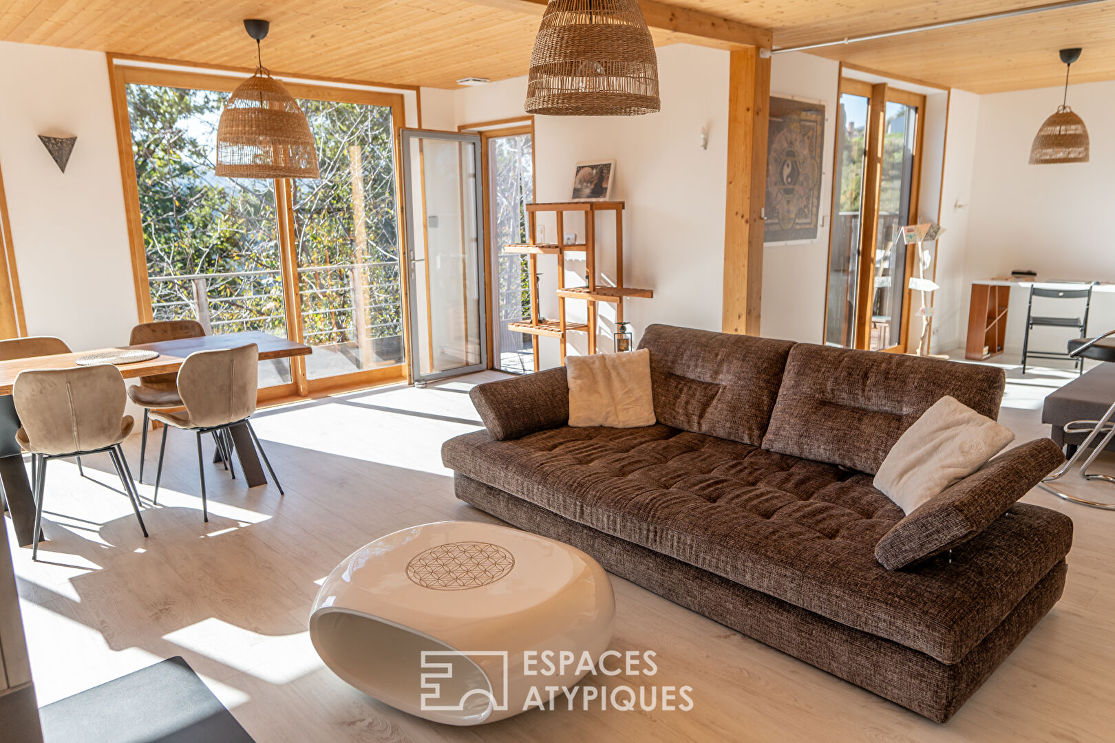 Maison bioclimatique en bois dans un éco-hameau en Ardèche