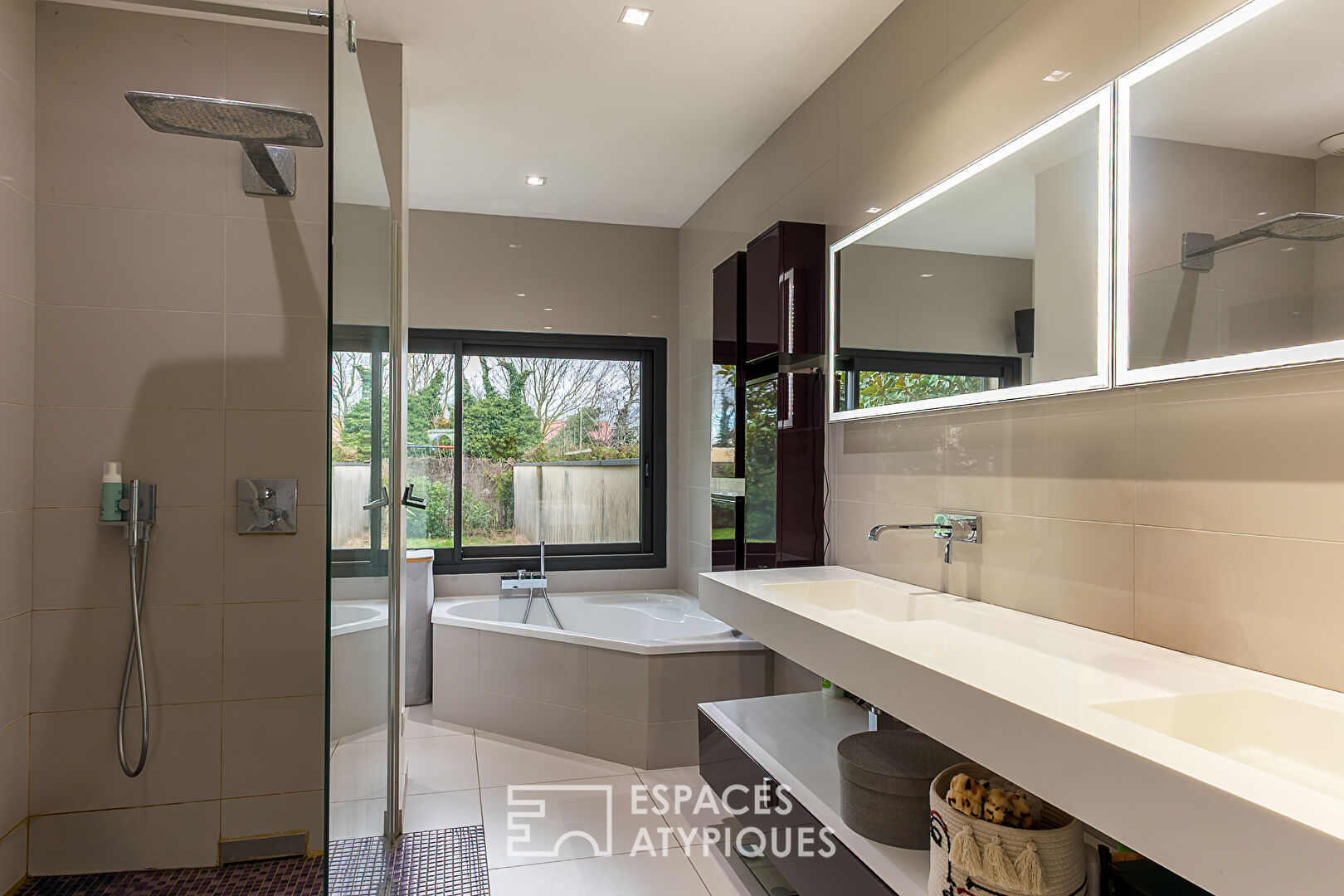 Villa plain-pied contemporaine avec piscine à Montélier