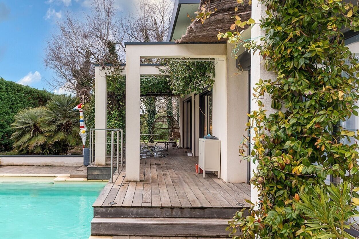 Villa plain-pied contemporaine avec piscine à Montélier